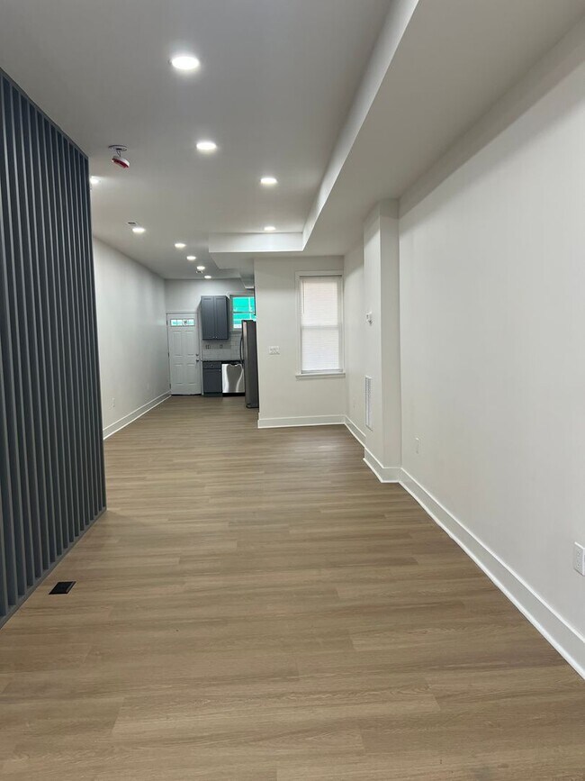 Building Photo - Charming 3 Bedroom 2 Bathroom Home