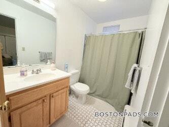 Building Photo - 833 Beacon St