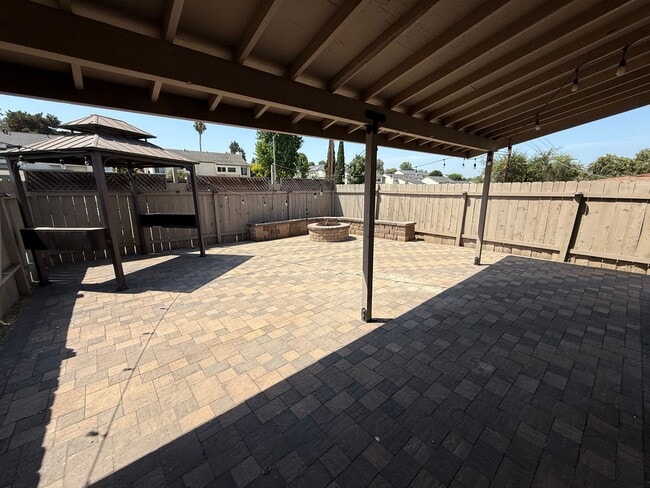 Building Photo - Modern 3 Bedroom, 2.5 Bath Two-Story Townh...