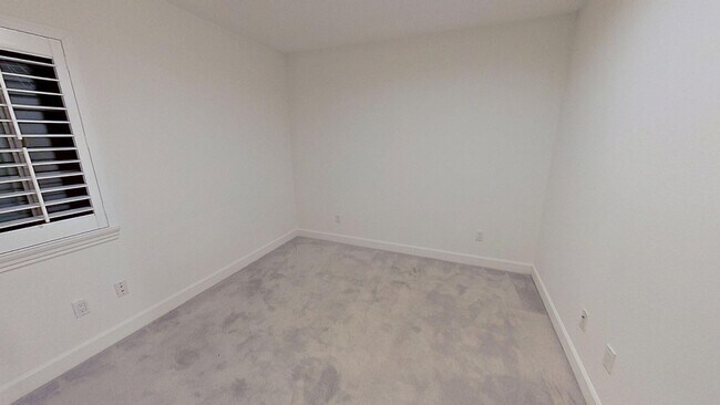 Building Photo - Gorgeous 3 Bedroom 2.5 Bath Townhome