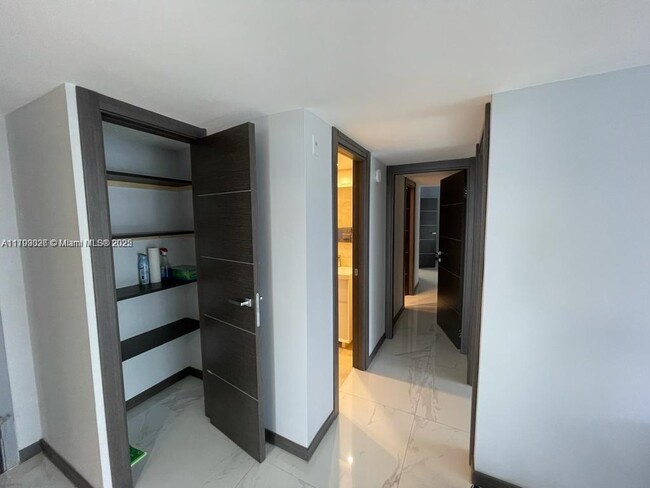 Building Photo - 2049 S Ocean Dr
