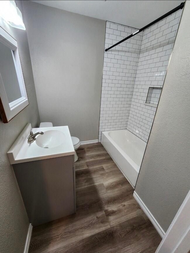 Building Photo - 3 bed 2 bath, move in ready!