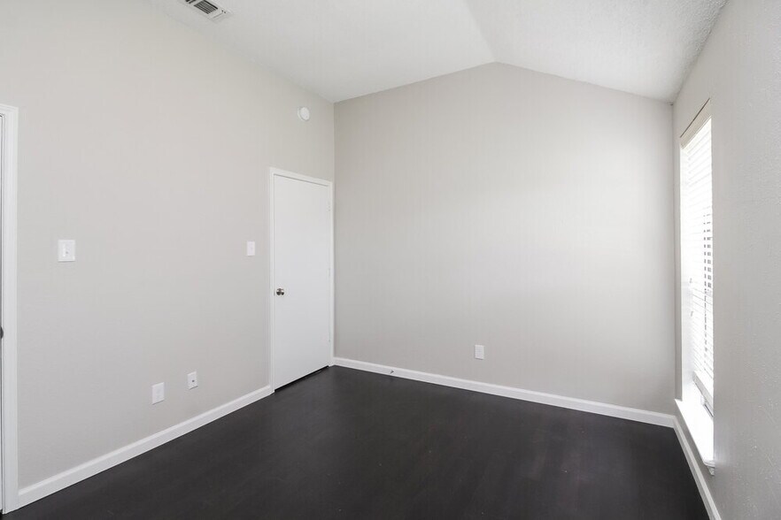 Building Photo - 936 Manor Dr