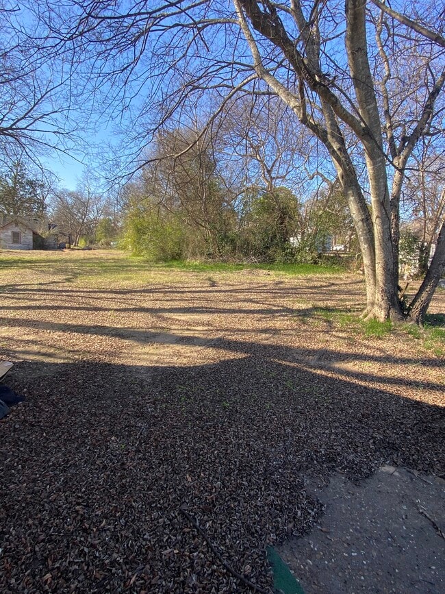 Building Photo - 1307 E Travis St