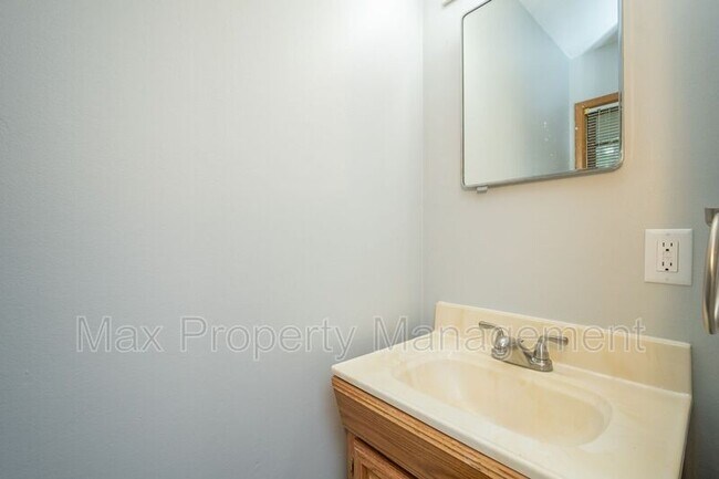 Building Photo - 3934 Oakshire Rd