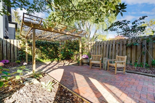 Building Photo - 557 S Grant Ave