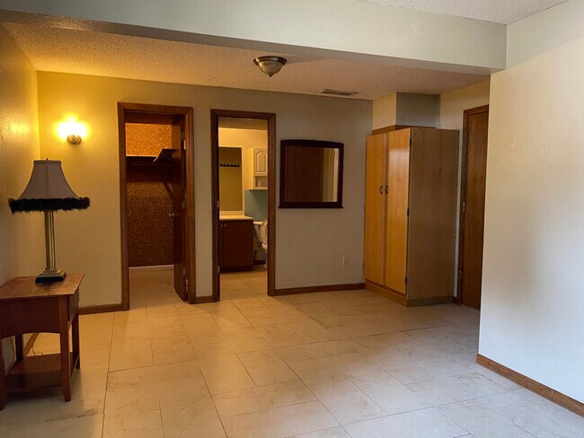 Building Photo - 8212 Spring Valley Rd