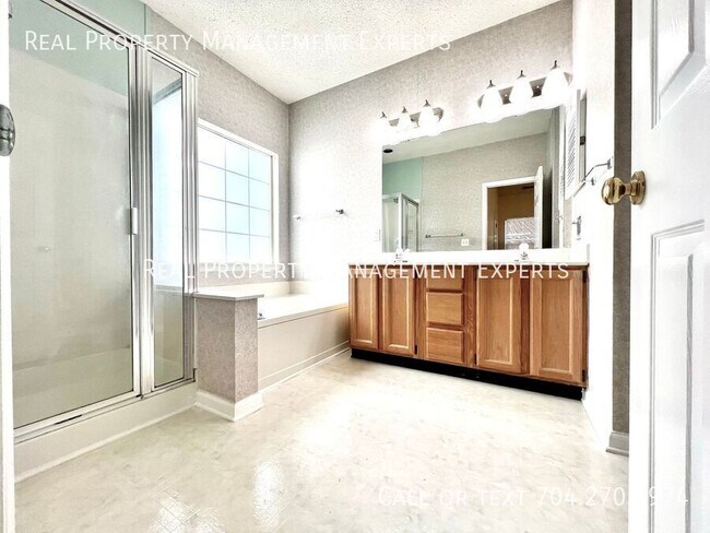 Building Photo - 109 Claremont Way