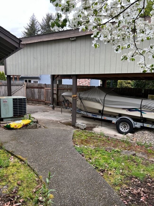 Building Photo - Private access to Lake Sammamish house