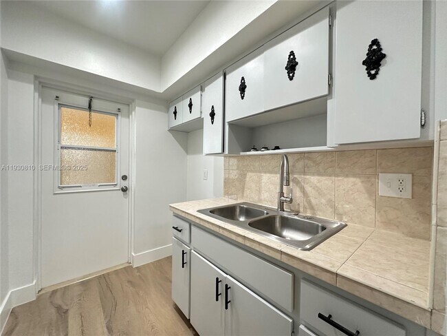 Building Photo - 2822 Van Buren St