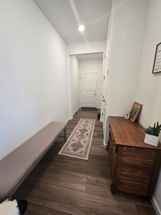 Building Photo - Spacious 4B/3B Available Early April!