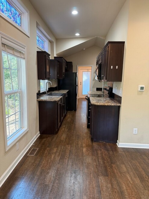 Building Photo - 17398 Countrywood
