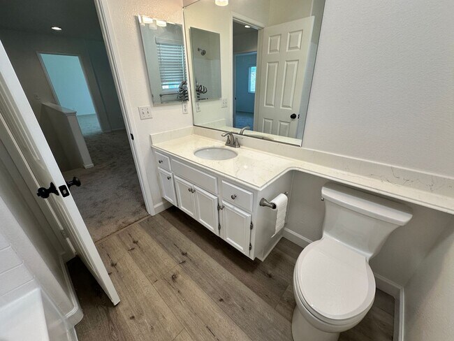 Building Photo - A stunning 4-bedroom haven, fully renovate...
