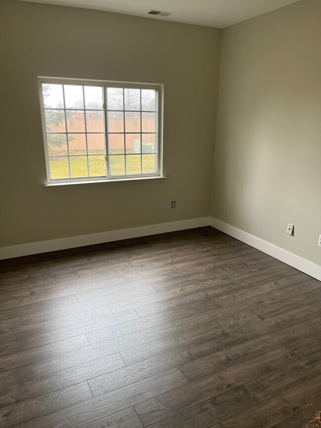 Building Photo - 5733 Twin Oaks Dr