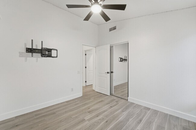 Building Photo - Modern & Spacious 3 Bed 2 Bath Home in Nor...