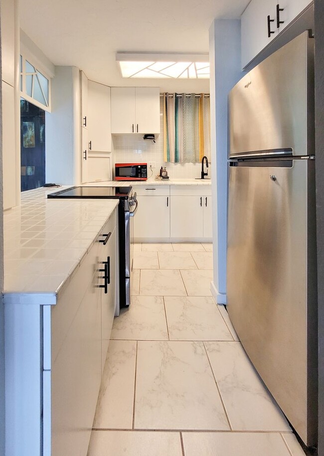 Building Photo - AVAILABLE 11/3/25 1BR / 1Bath / 1Pkg Condo...