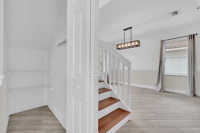 Building Photo - 5878 Bay Hill Cir