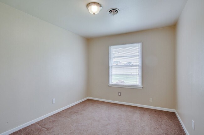 Building Photo - Fantastic home at a fantastic price!