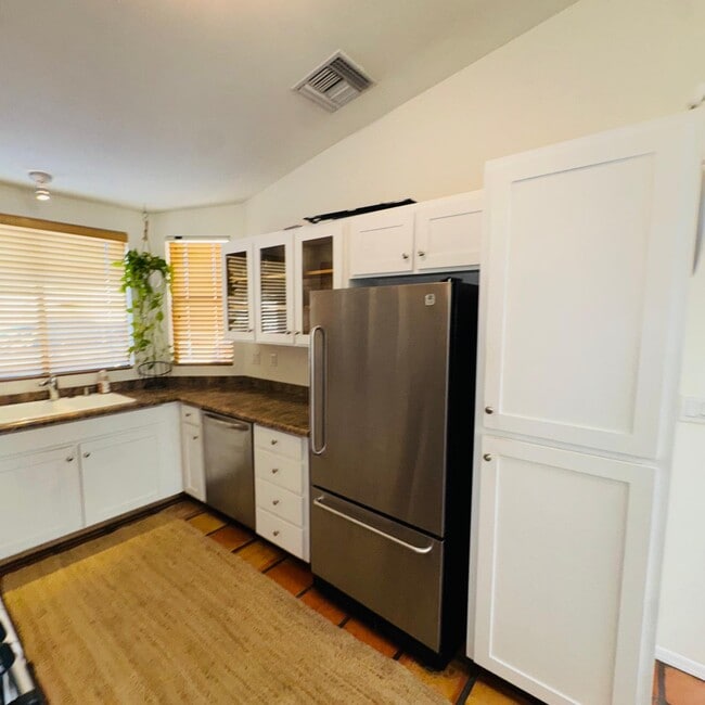 Building Photo - 325 W Santa Barbara