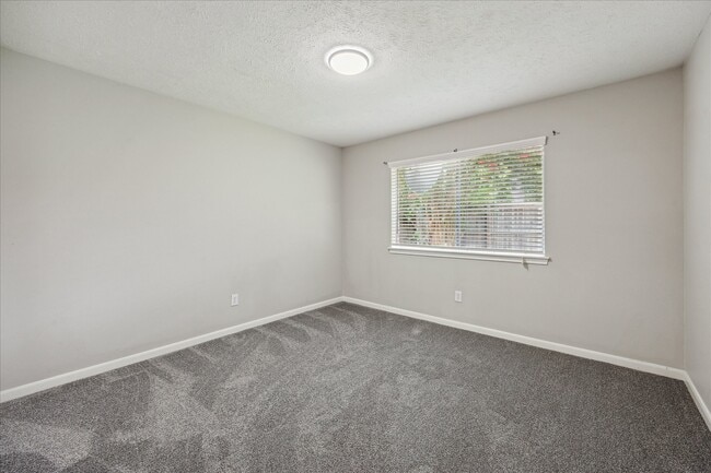 Building Photo - 15974 Knolls Lodge Dr
