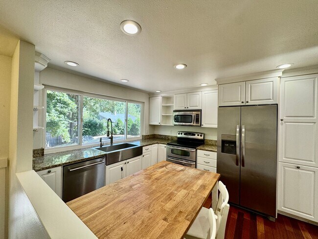Building Photo - 15054 SE Fairwood Blvd