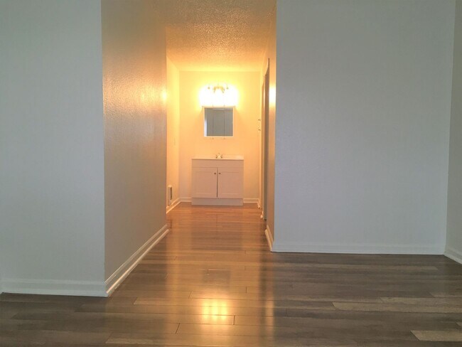 Building Photo - SPACIOUS 2 BEDROOM / 2 BATHROOM CONDO AVAILABLE $1,650.00 PER MONTH