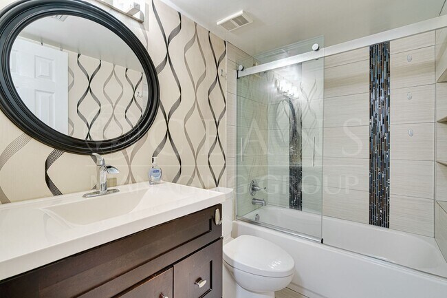 Building Photo - 2 bedrooms, 1 bath Condo located near the ...