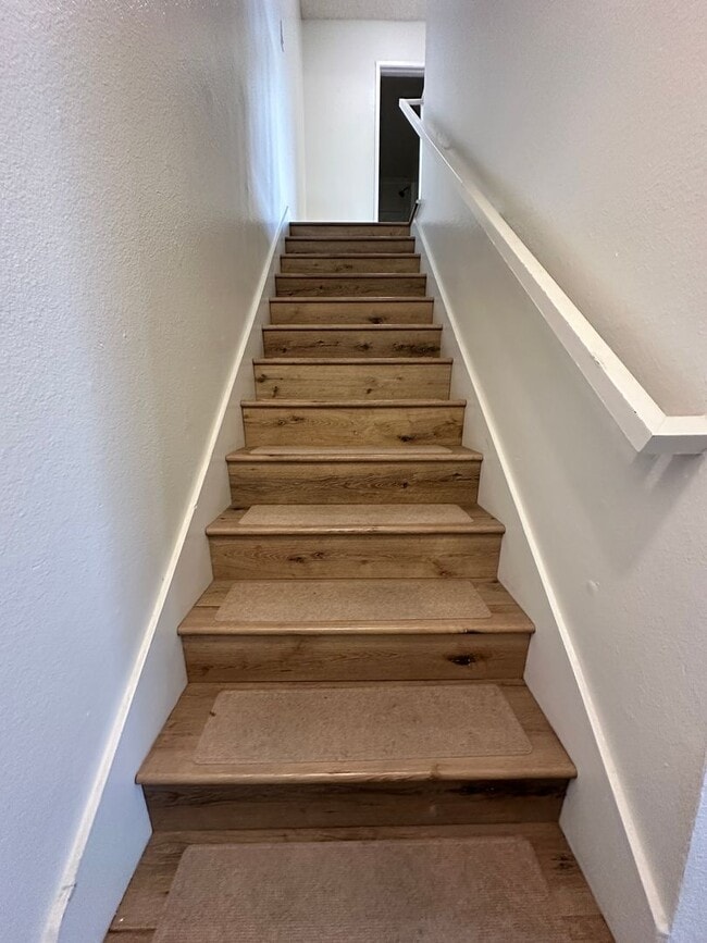 Building Photo - 2-Story 2 Bedroom Townhome with Garage!