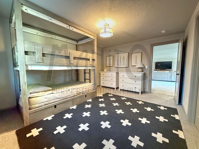 Building Photo - Spacious Eagle Ridge Home