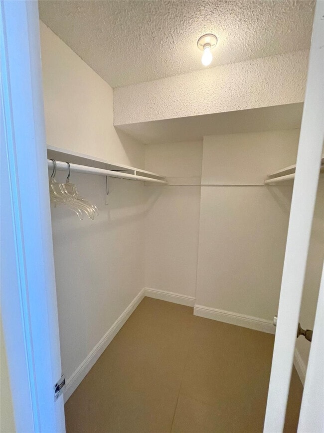 Building Photo - 1175 NE Miami Gardens Dr