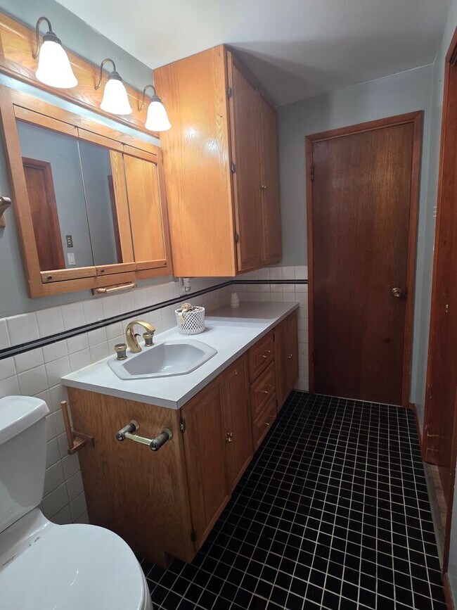 Building Photo - NE Tacoma "Retro" Rambler home - 3 bedroom plus den with 1 bathroom, 2 car garage, AC units - Ava...