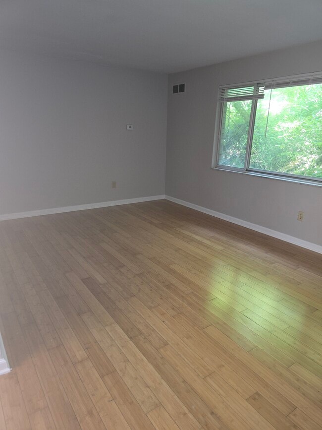Building Photo - 2807 Lincoln Way