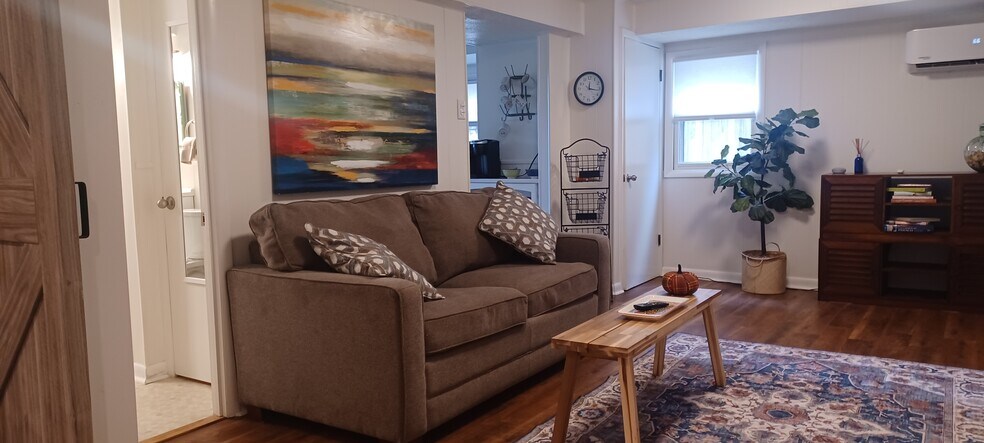 Building Photo - 402 13th ST NE