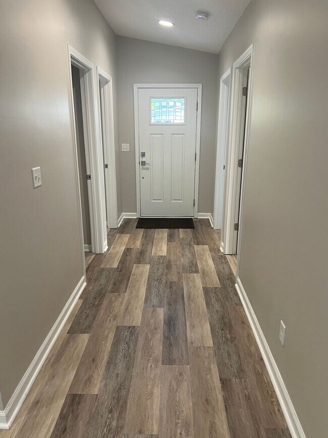 Building Photo - Pristine 4BR/2BA Available Immediately