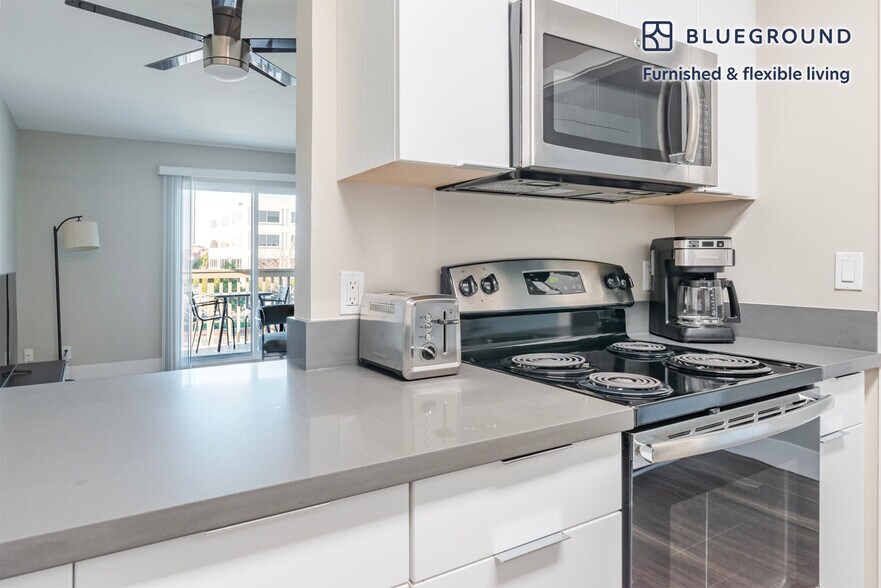 Building Photo - 900 E Hillsdale Blvd