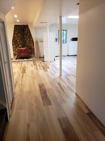 Large kitchen and den combo. Separate entranc - 25 Pinehurst Rd