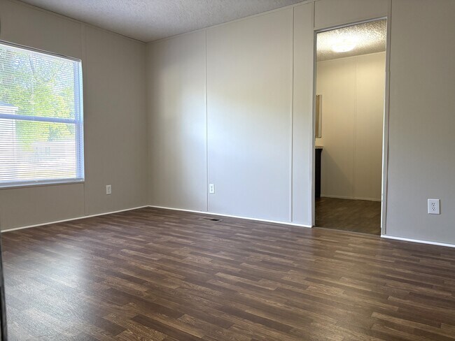 Building Photo - 407 Chloe Cir