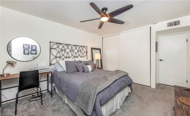 Building Photo - CLEAN & QUIET 2 BED 1 BATH CONDO