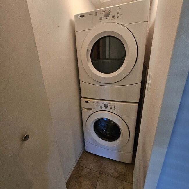 Building Photo - Nice 2 Bedroom, 1.5 Bath Condo Near Hall R...