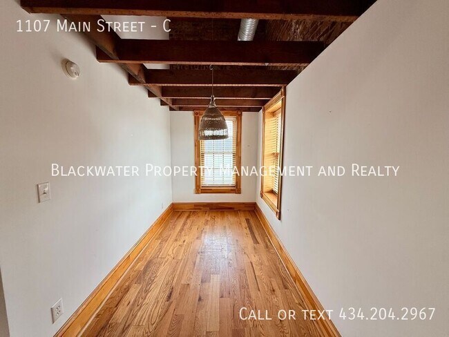 Building Photo - 1107 Main St