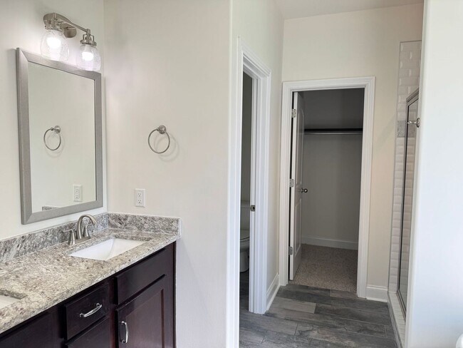 Building Photo - Beautiful 5 Bedroom, 2.5 bath Home in Hick...