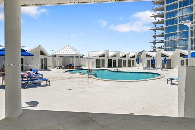 Building Photo - 16711 Collins Ave