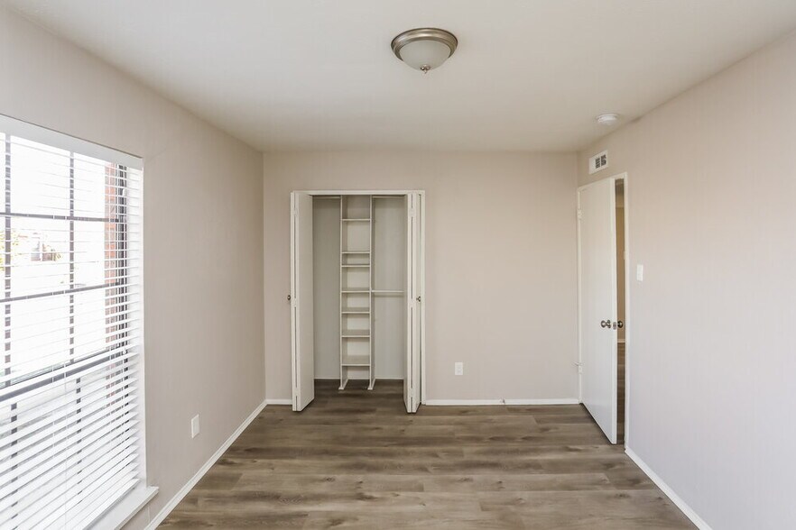 Building Photo - 9010 Millwood Dr