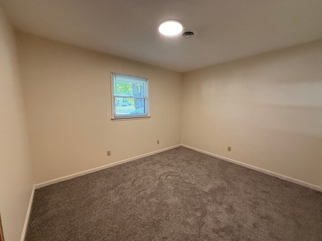 Building Photo - Lone Oak House