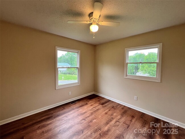 Building Photo - 140 Brookhollow Dr