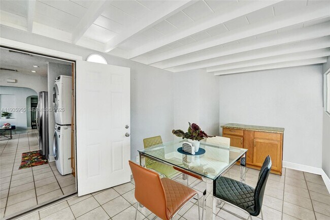 Building Photo - 2826 Dewey St