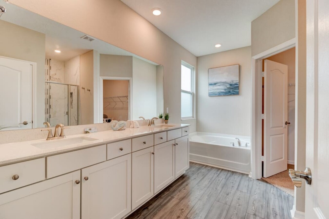 Double sinks with garden tub and large walk in closet. - 509 Falcon Ridge Rd