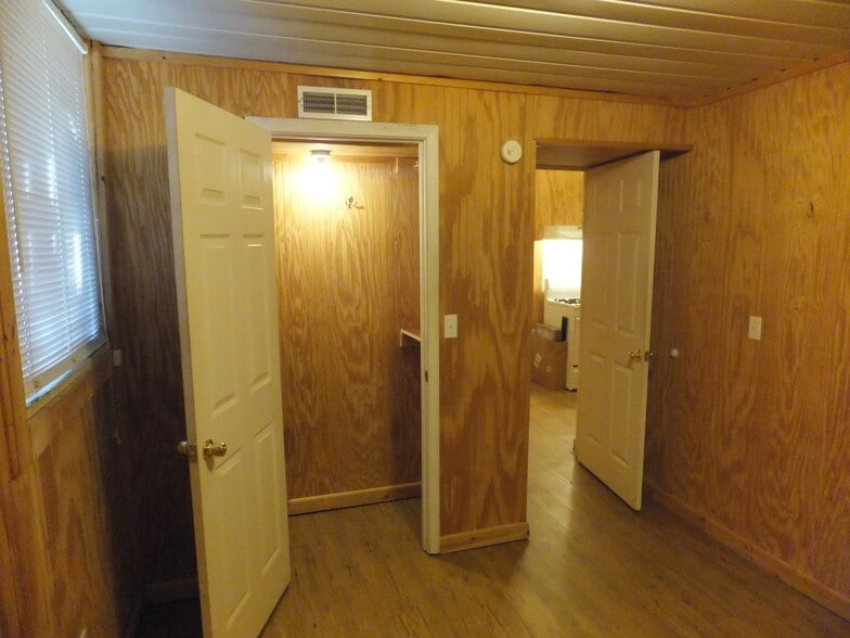 Bedroom 1 - 1401 University Ave