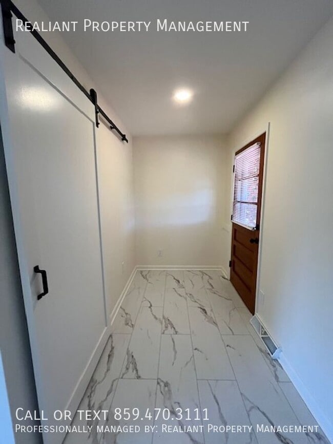 Building Photo - 501 Hickory Hill Dr