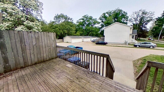 Building Photo - Duplex with two large bedrooms, walk in closet, 1.5 bath, full basement, lawn and snow removal in...